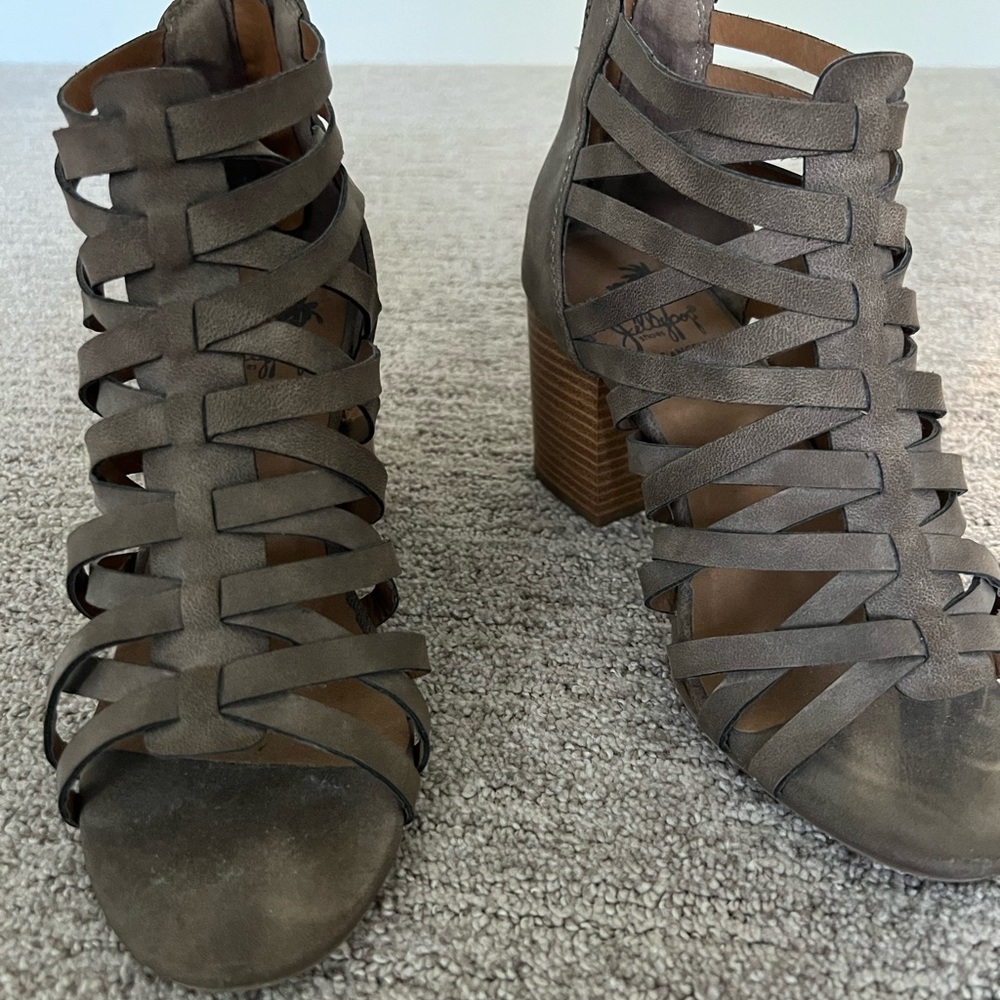 Strappy sandels